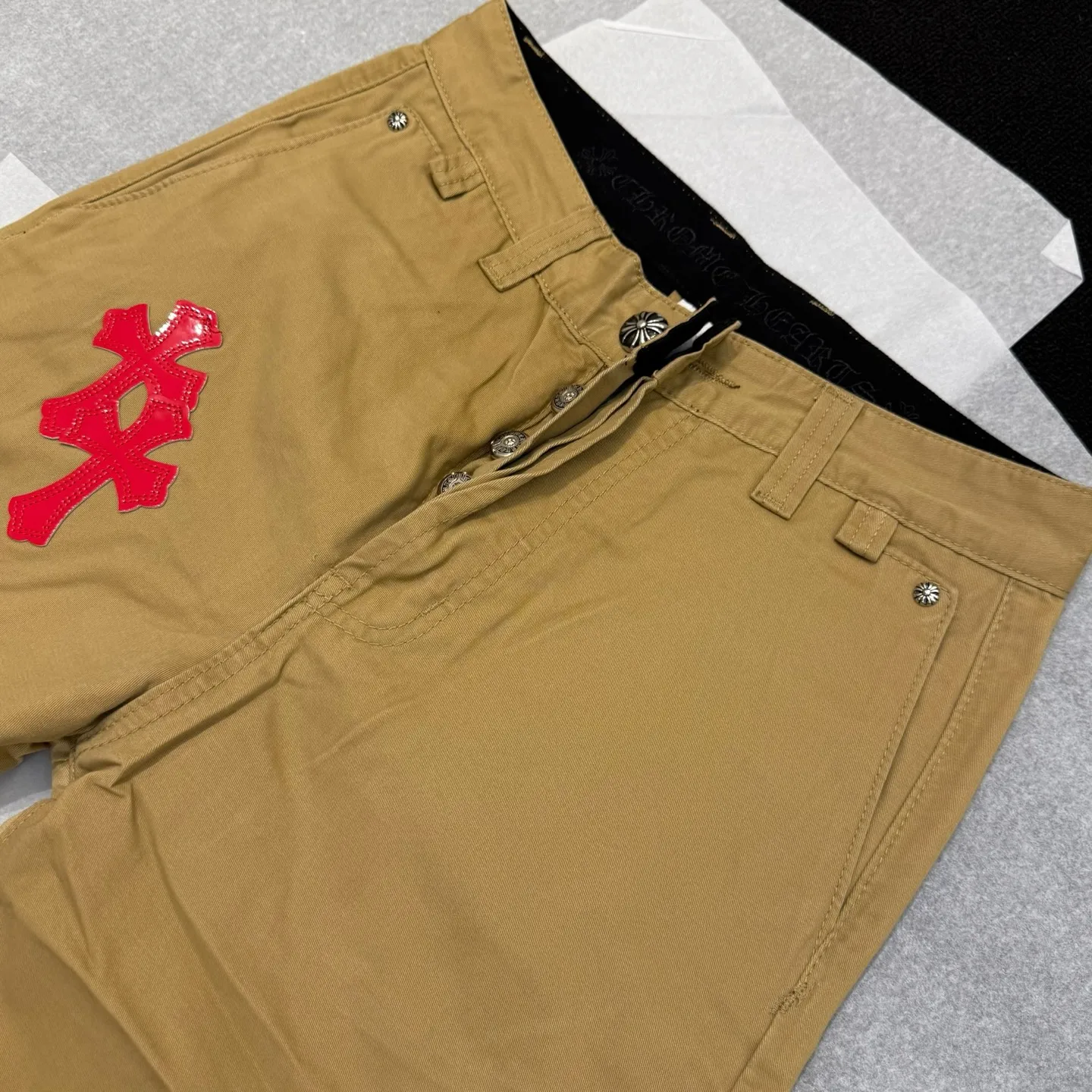 P280 Style number: D373 Chrome hearts Chrome hearts khaki stitching red leather bootcut jeans, truly restoring the ultimate vintage texture Size: 28, 30, 32, 34, 36 (S-XXL) Color: khaki stitching Size reference # 28 pants length 100 waist circumference 72 30 pants length 102 waist circumference 76 32 pants length 104 waist circumference 80 34 pants length 106 waist circumference 84 36 pants length 108 waist circumference 88